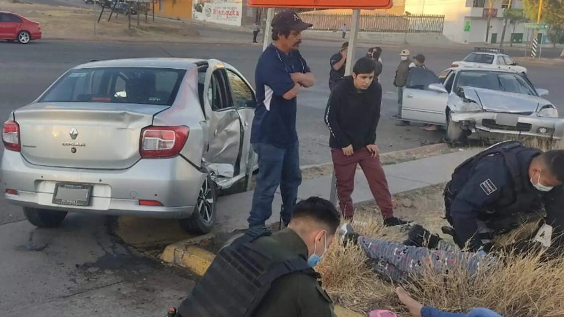 Autos chocados y mujeres lesionadas